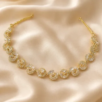 Acessório dourado de cabelo para noiva com flores, folhas e zircónias