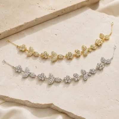 Acessório de cabelo para noiva com flores e folhas em dourado e prateado