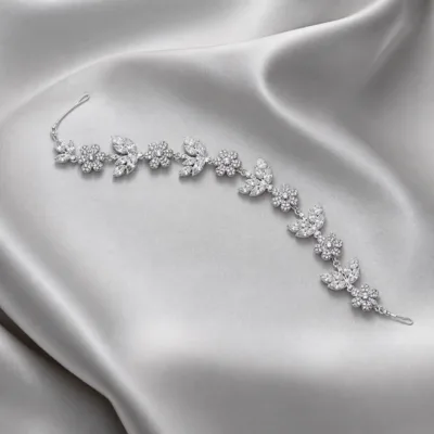 Acessório prateado de cabelo para noiva com flores e zircónias