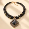 Colar multicordão preto com pendente quadrado de pedra escura