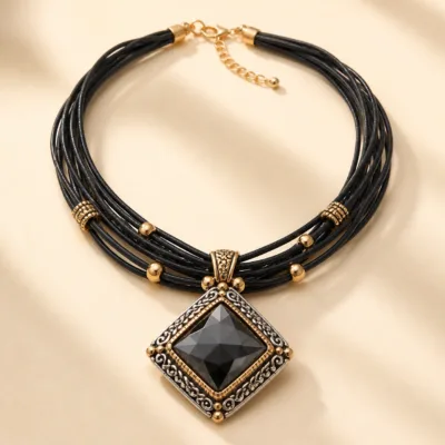 Colar multicordão preto com pendente quadrado de pedra escura