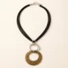 Colar multicordão preto com pendente de ovais entrelaçadas