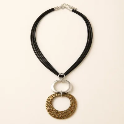 Colar multicordão preto com pendente de ovais entrelaçadas
