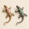 Alfinetes lagarto com madrepérola rosa e verde