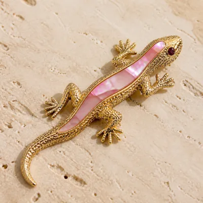 Alfinete lagarto dourado com madrepérola rosa