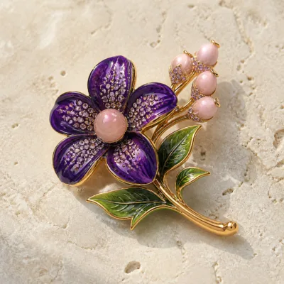 Alfinete floral roxo e rosa com cabochão