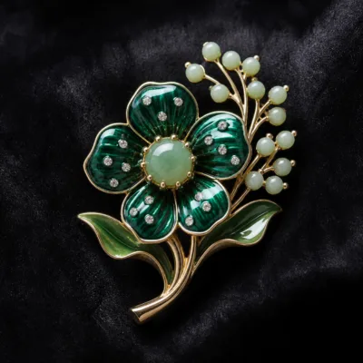 Alfinete floral verde com cabochão e cristais