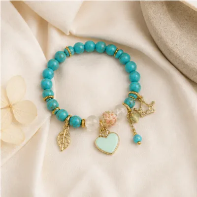 Pulseira de pedra natural turquesa sobre tecido claro