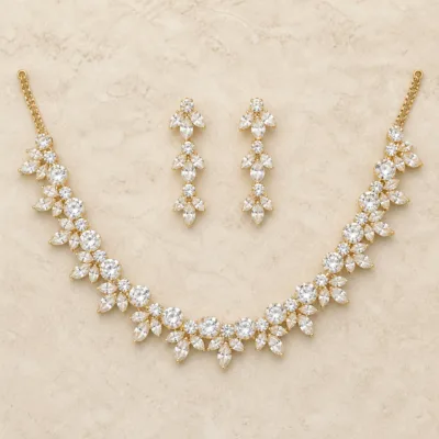 Conjunto dourado de colar e brincos com zircónias brancas