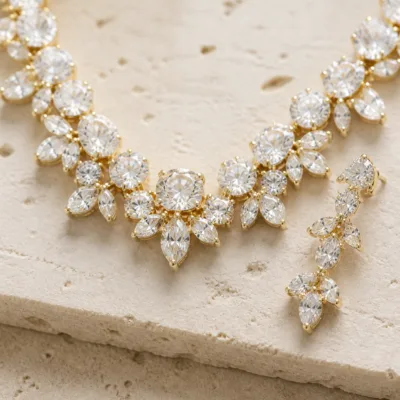 Detalhe das zircónias florais do conjunto dourado