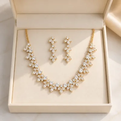 Conjunto dourado com zircónias apresentado em caixa de joias