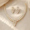 Conjunto dourado de colar e brincos com folhas de zircónia