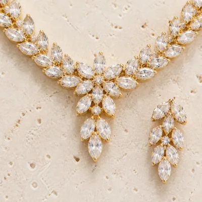 Detalhe da flor e das folhas de zircónia do colar dourado