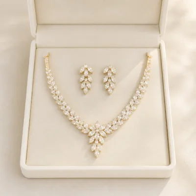 Conjunto dourado com folhas de zircónia em caixa de joias
