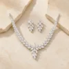 Conjunto prateado de colar e brincos com folhas de zircónia