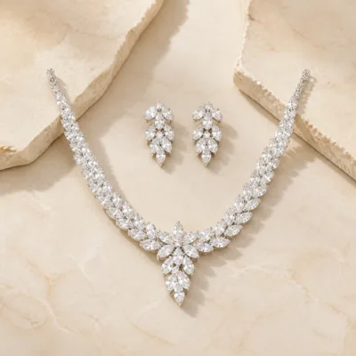 Conjunto prateado de colar e brincos com folhas de zircónia