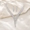 Conjunto prateado de colar e brincos com cascata de zircónias