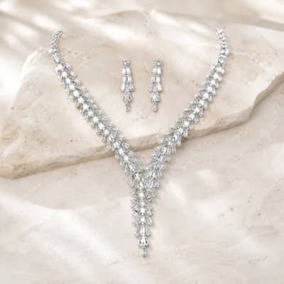 Conjunto prateado de colar e brincos com cascata de zircónias
