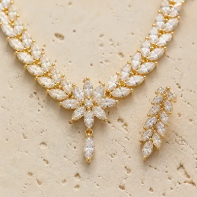 Detalhe da flor central e das folhas de zircónia do colar dourado