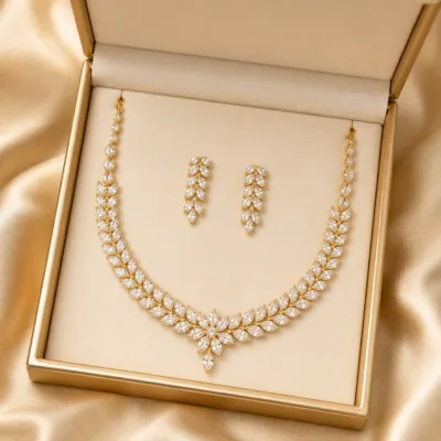 Conjunto dourado com folhas de zircónia em caixa de joias