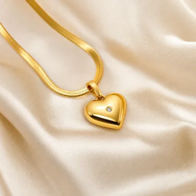 Detalhe do pendente de coração dourado com cristal