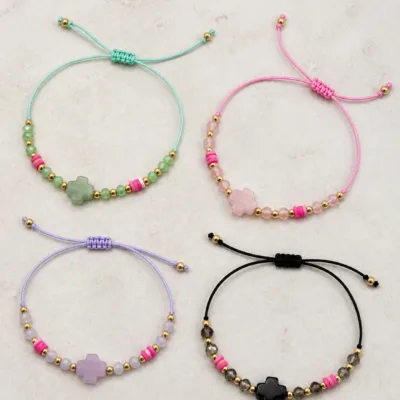 Quatro pulseiras representativas em cores sortidas