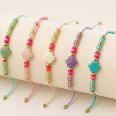 Cinco pulseiras de cordão em expositor de joalharia