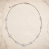 Colar prateado delicado com cristais ovais transparentes
