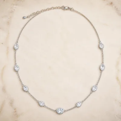 Colar prateado delicado com cristais ovais transparentes