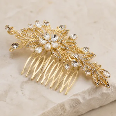 Pormenor do pente dourado com flor central, cristais e pérolas