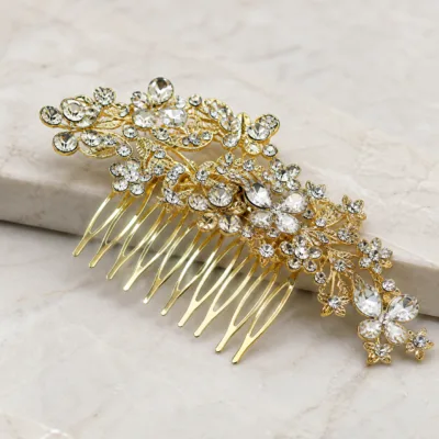 Pormenor do pente dourado com cristais redondos e flores
