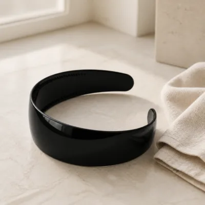 Bandolete preta num ambiente minimalista com luz natural
