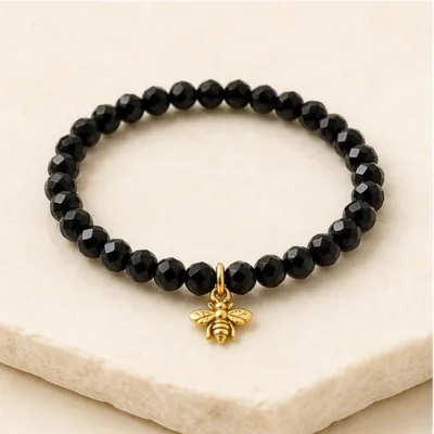 Pulseira preta de cristal com pendente de abelha dourada