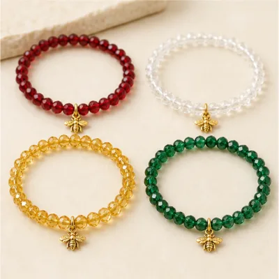 Pulseiras vermelha, transparente, amarela e verde com abelha dourada