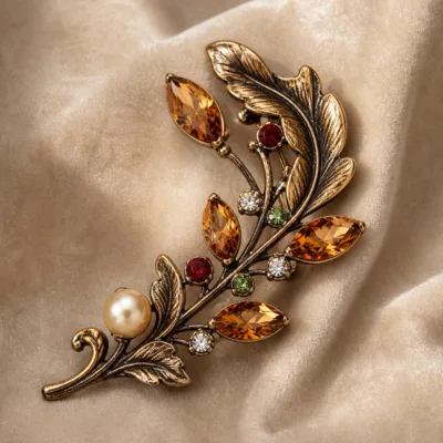 Detalhe do alfinete ramo com cristais âmbar e pedras multicolor