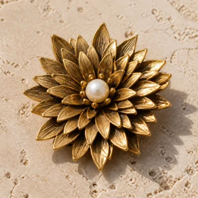 Alfinete crisântemo bronze com pérola em detalhe