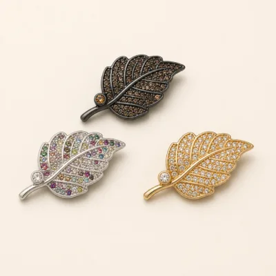Alfinetes folha com cristais em preto, multicolor e dourado