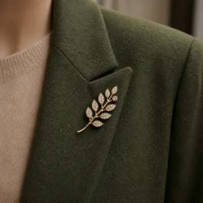 Alfinete folha dourado aplicado num blazer verde