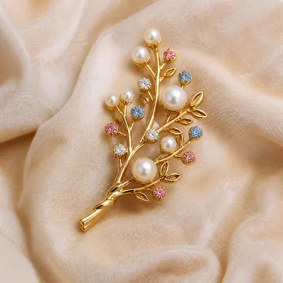 Alfinete ramo dourado com pérolas brancas e cristais multicolor em detalhe