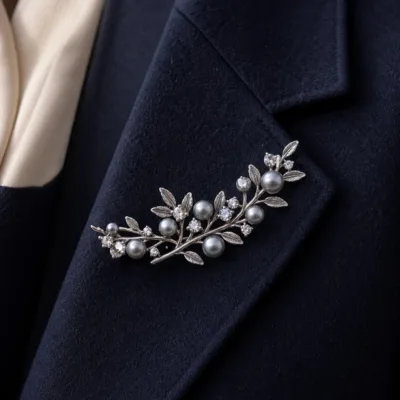 Alfinete ramo prateado com pérolas aplicado num blazer azul-marinho