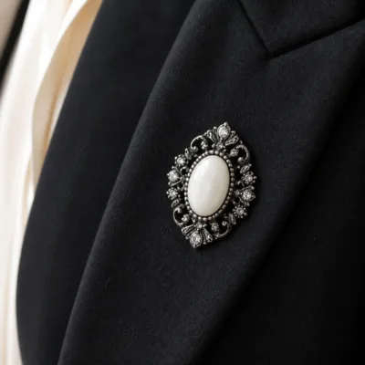 Alfinete oval vintage branco aplicado num blazer preto