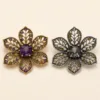Alfinetes flor de seis pétalas nas variantes dourada e prateada