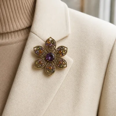 Alfinete flor dourado aplicado num blazer creme