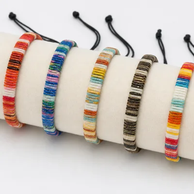 Cinco pulseiras planas em expositor de joalharia