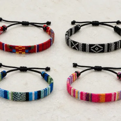 Quatro pulseiras étnicas representativas em cores sortidas