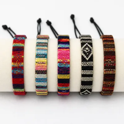 Cinco pulseiras étnicas em expositor de joalharia