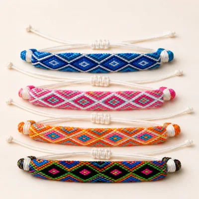Quatro pulseiras étnicas representativas em cores sortidas