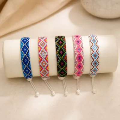 Cinco pulseiras étnicas em expositor de joalharia