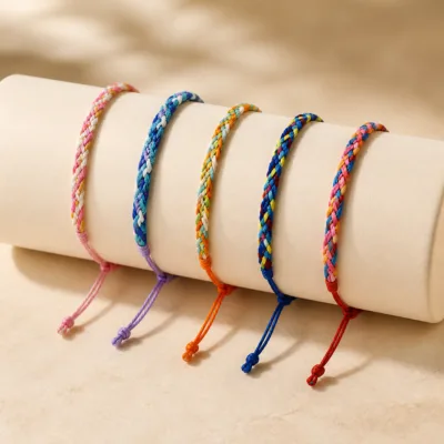 Cinco pulseiras finas entrançadas em expositor
