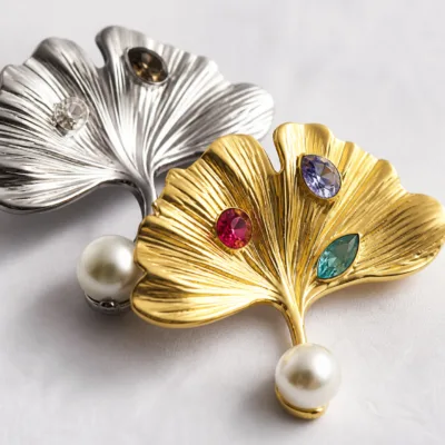 Pormenor das folhas de ginkgo, cristais e pérolas pendentes